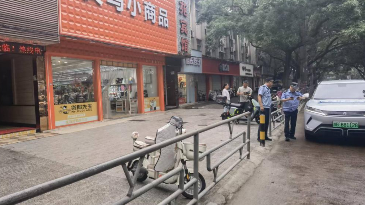 人行道“断头路”焕新貌 执法服务解商户难题