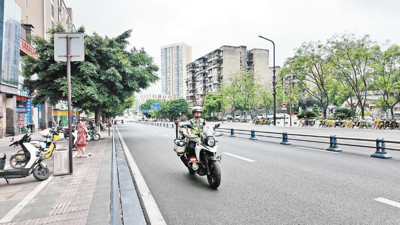 内江经开区西浦观邸第一城小区周边部分路段：车辆乱停乱放 交警亮剑整治
