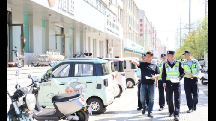 源头管控强宣传 安全骑行护出行——吉林白城交警走进雅迪电动车经销店开展交通安全宣传