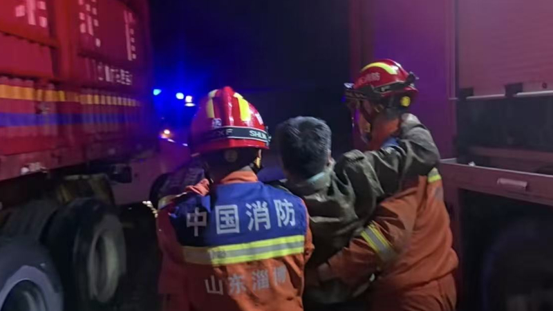 大货车追尾司机被困，淄博消防紧急救援