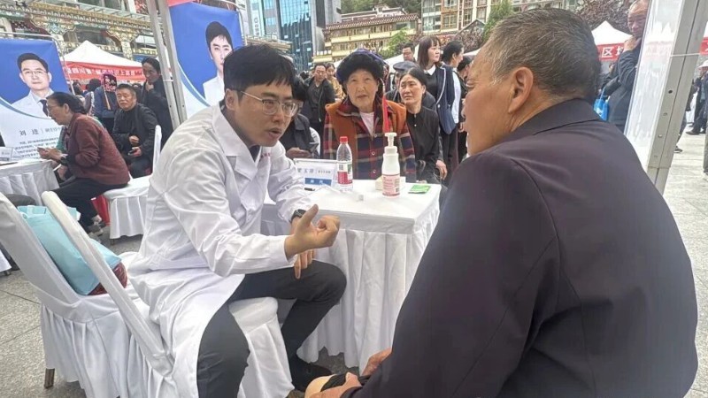 优质医疗资源下沉甘孜，群众共享高质量医疗“红利”