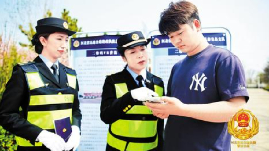 公路执法守底线 路政服务暖民心