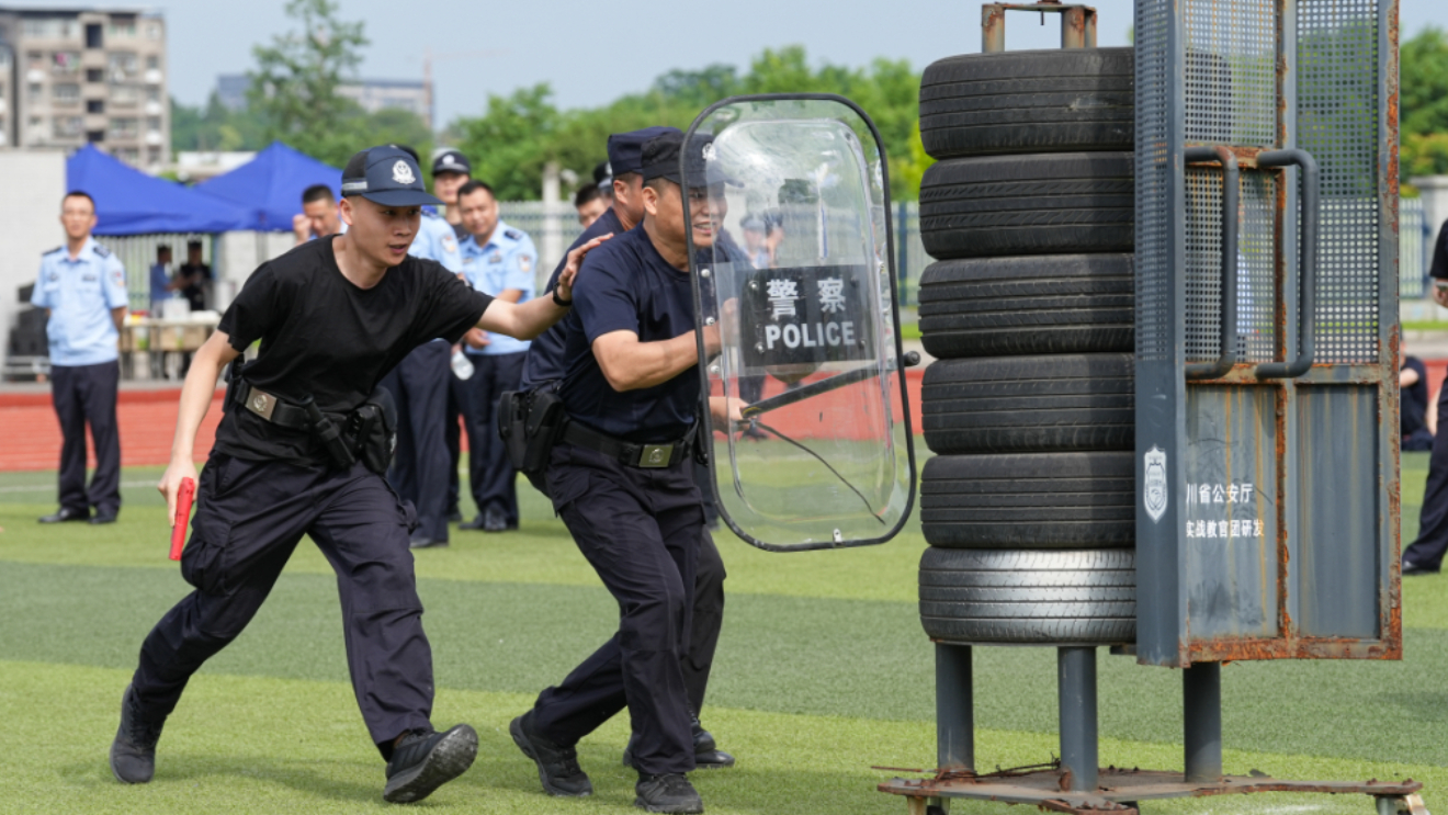 南充公安举行实战大练兵暨警体运动会