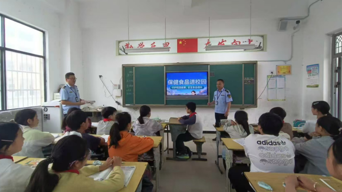 泗县市场监管局联合派出所开展校园食品安全宣传活动