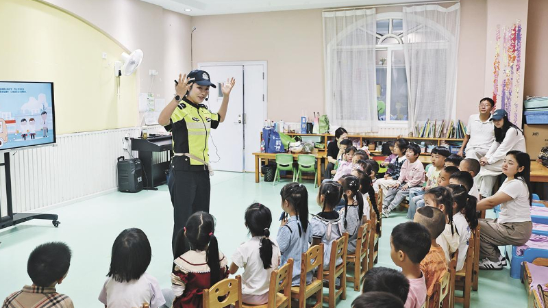 “戴头盔的西瓜”完好无损 内江资中这场趣味实验让萌娃秒懂交通安全