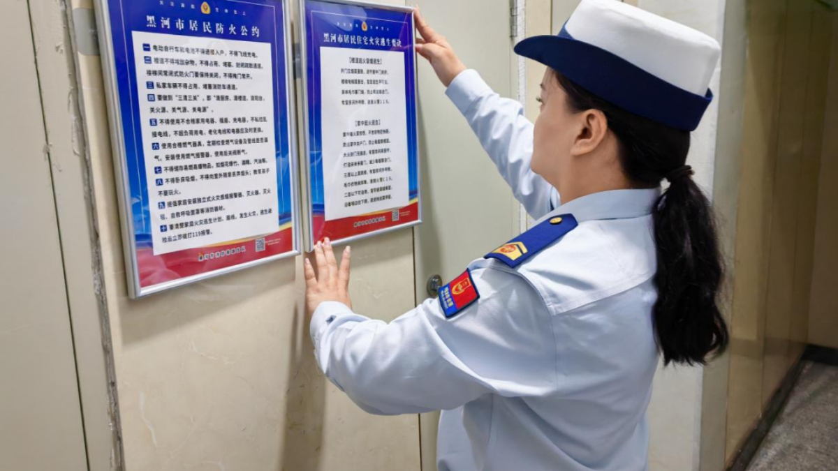 黑河市消防救援支队为全市所有居民住宅楼、九小场所安装悬挂永久性防火公约打造全覆盖消防宣传体系