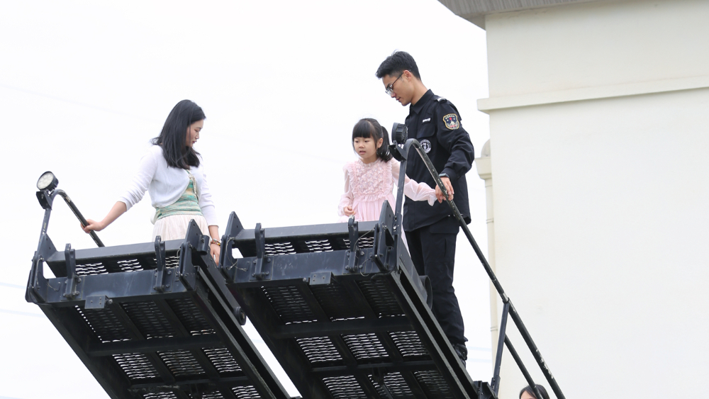 四川乐山：萌娃警营过“六一”