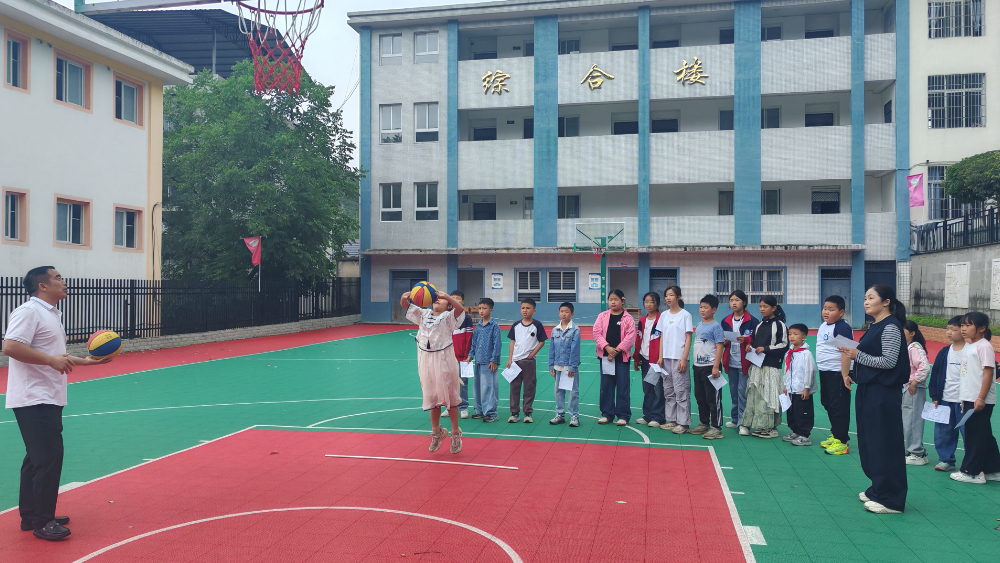 童心向党乐游园  缤纷六一伴成长——万源市官渡小学开展六一趣味游园活动