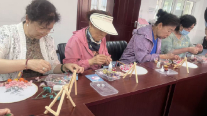 银川市兴庆区永安社区：巧手制扇绘同心 邻里传情促团结
