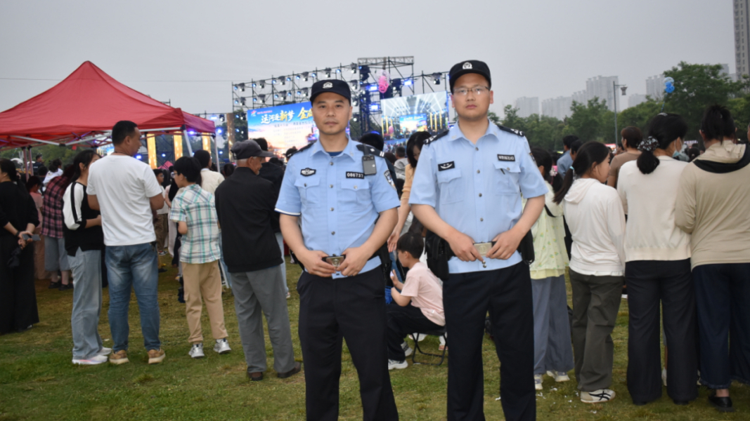 欢声笑语润民心 法治晚风护万家
