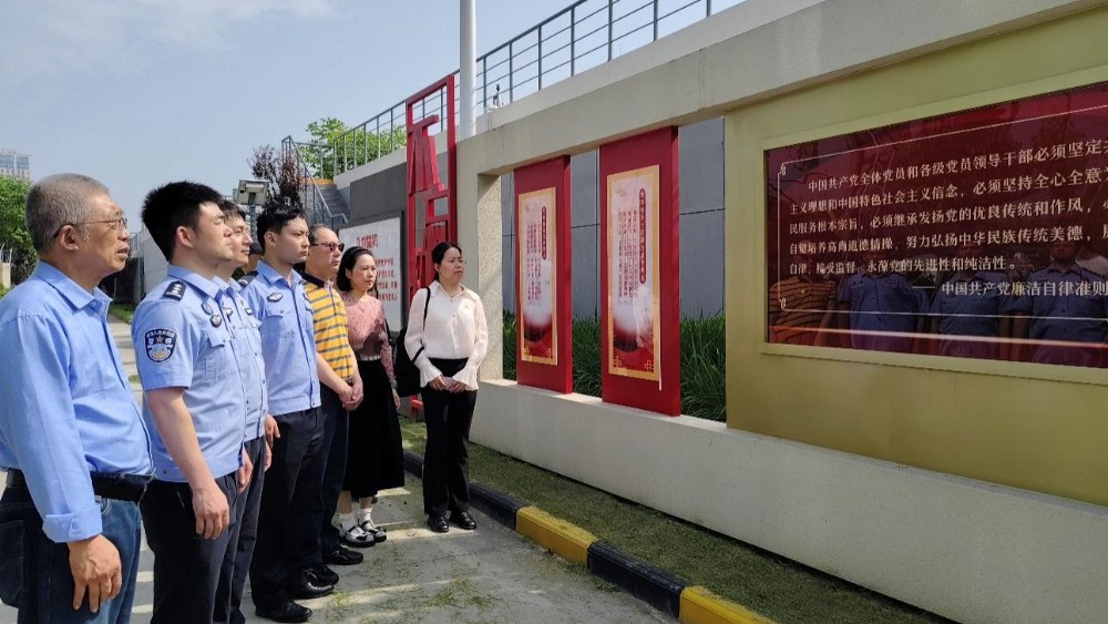 南通边检站联合多家单位开展道德讲堂活动