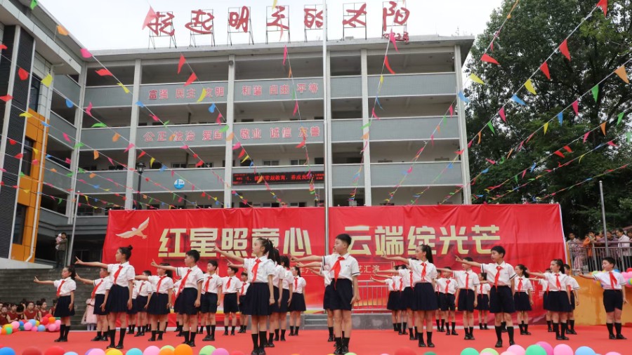 万源市草坝镇小学2026年 “六一” 国际儿童节文艺汇演圆满举行