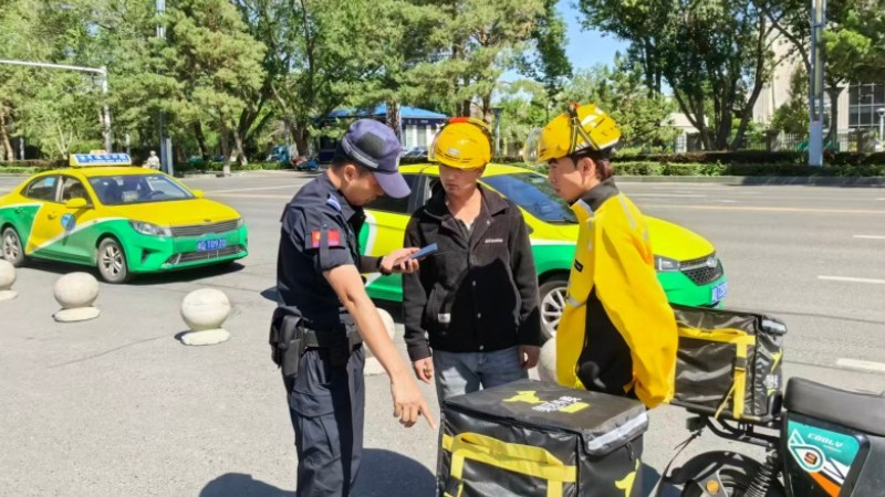 新疆奎屯市公安局专项整治外卖骑手交通违法行为