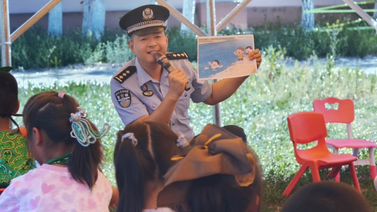 童趣庆六一 安全 “警” 相伴