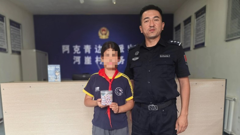 新疆阿克苏边境管理支队阿克青边境派出所：小小星光寄谢意 警心守护伴童行