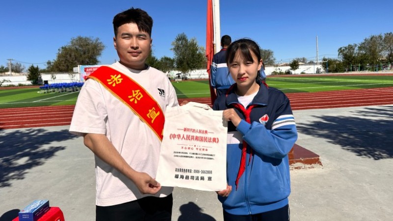 新疆福海县司法局开展“六一”儿童节法治宣传进校园活动