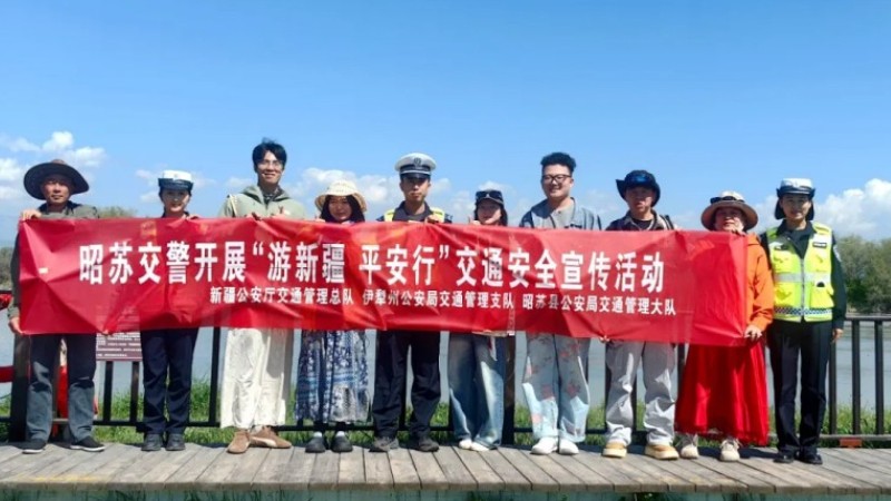 新疆昭苏县公安局交通管理大队开展“游新疆平安行”主题交通安全宣传活动