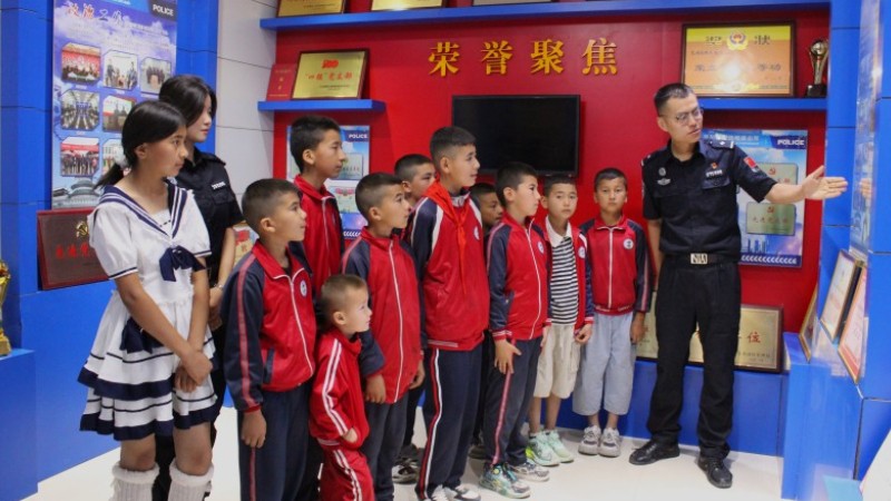 新疆阿克苏边境管理支队英阿瓦提边境派出所：警营开放日情暖留守儿童