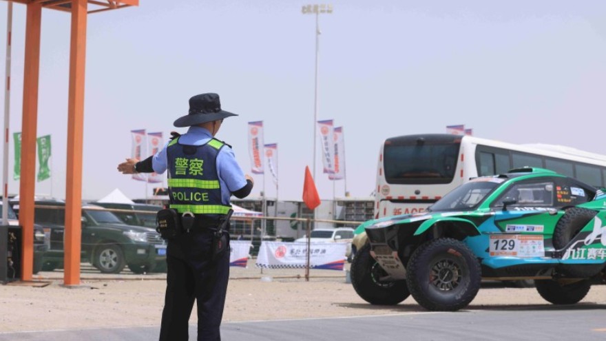 新疆麦盖提县公安局：大漠驰骋不“毒”行！环塔拉力赛“N39”赛段奏响禁毒强音