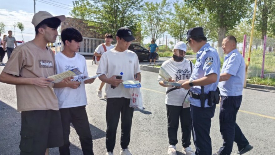 新疆奎屯市公安局走进企业开展《中华人民共和国民法典》解读及反诈宣传活动