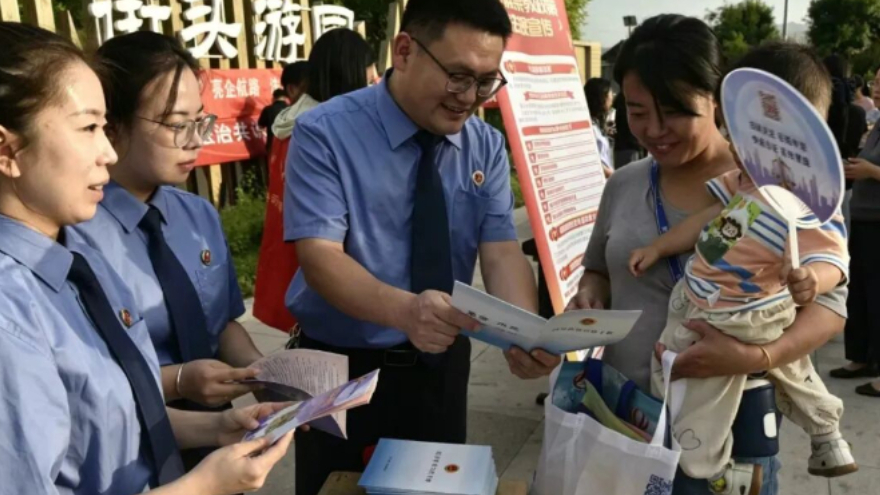 筑牢司法公正“防火墙”——阜平县检察院开展“三个规定”主题普法宣传