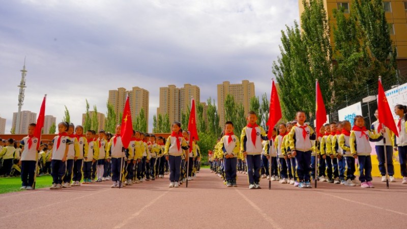 新疆乌鲁木齐市第一百三十一小学举行“六一”新队员入队仪式暨主题游园活动
