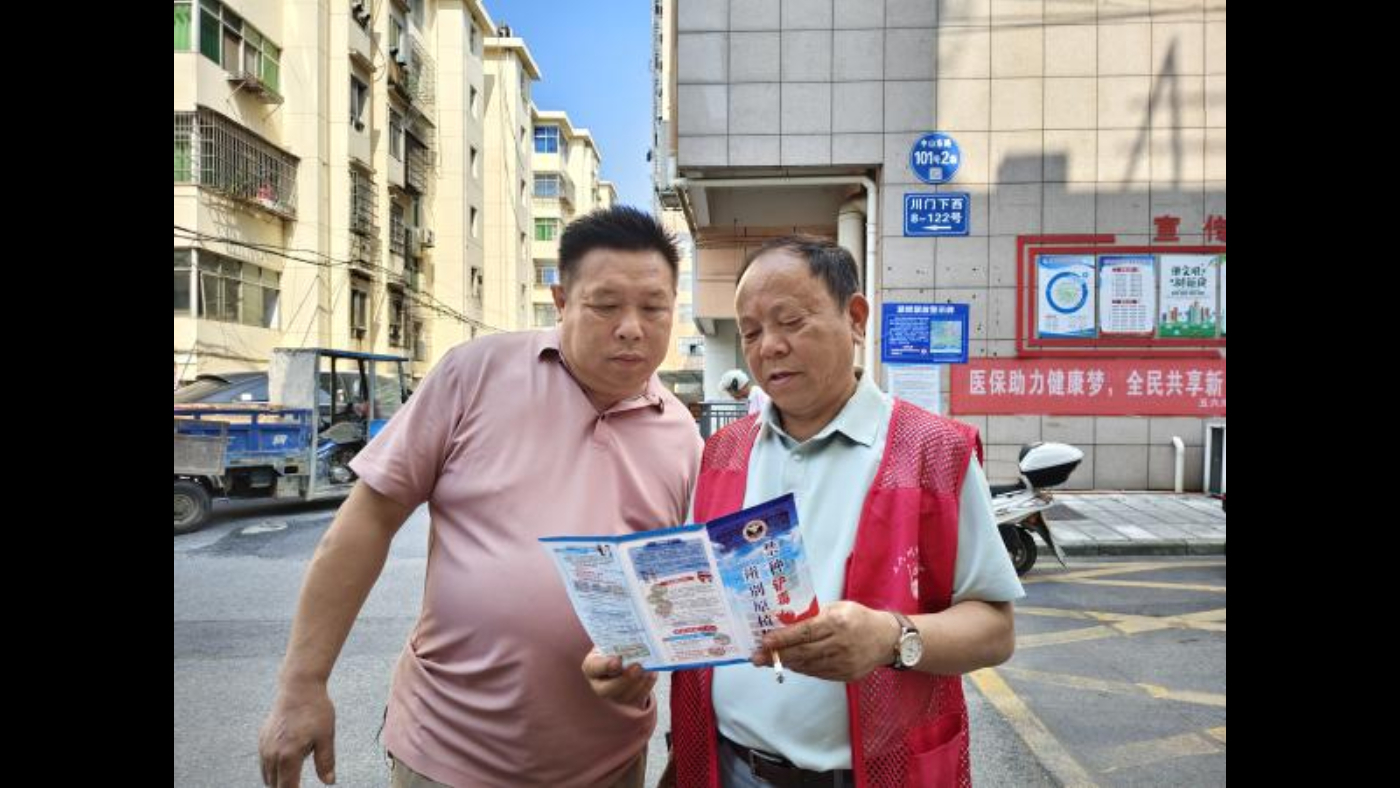 湛郎街道五六川社区开展“禁种铲毒入万家 ‘五老’助力护平安”主题活动
