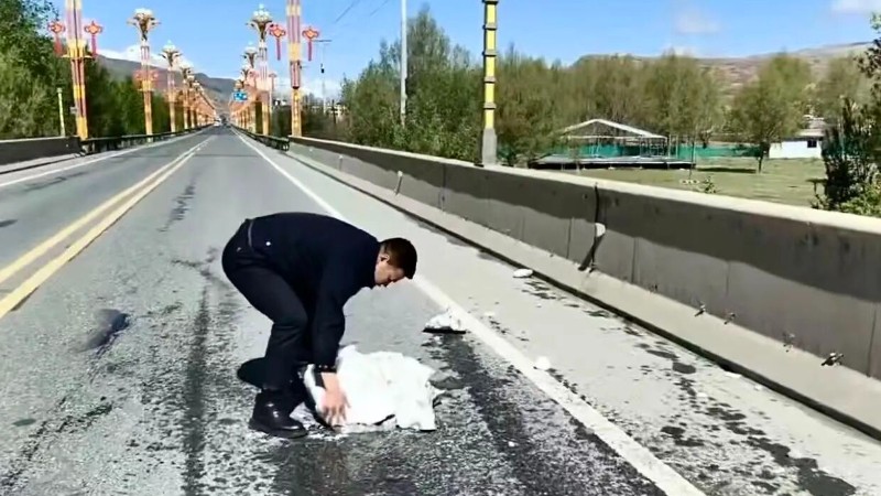 甘孜县公安局：从路上到课堂的道路交通安全“大篷车”