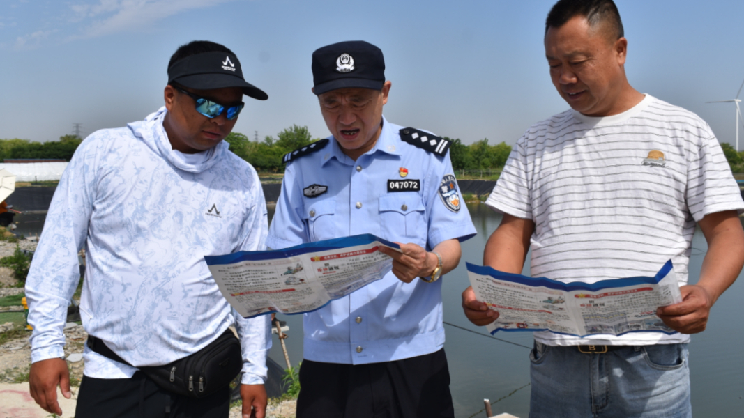 夏季安全 “不打烊”！泗城派出所多场所联动开展防溺水与交通安全宣传