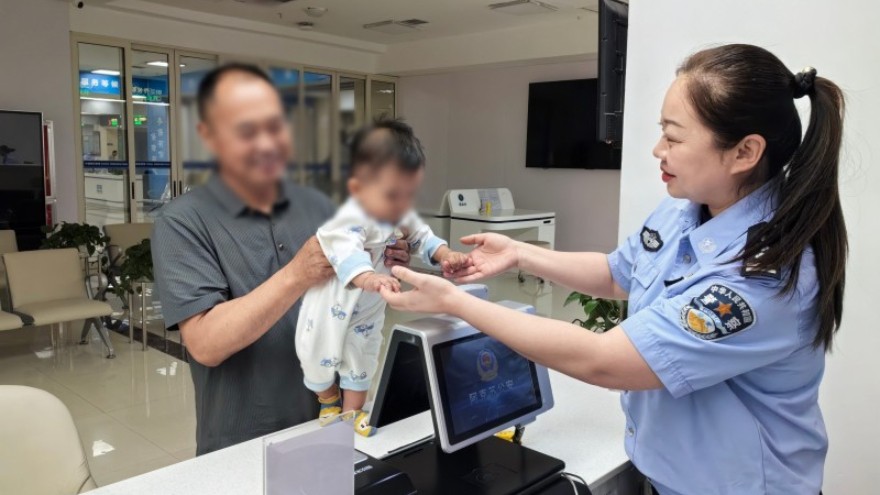 新疆阿克苏市公安局：温情“六一”暖心办证 守护童真伴成长