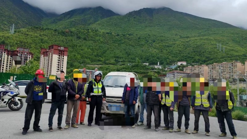 货车违法载人？康定公安严查严管 绝不姑息