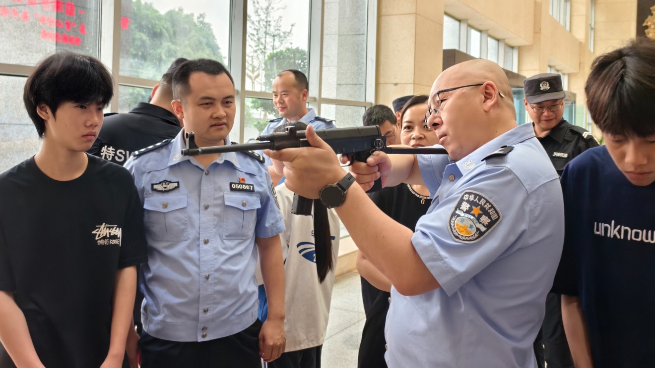 四川岳池公安：六一超暖现场！警爸警妈牵手结对  守护孩童向阳成长