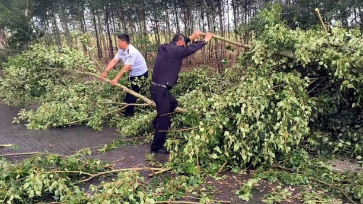 极端天气来袭 吉林扶余公安逆风而行保畅通