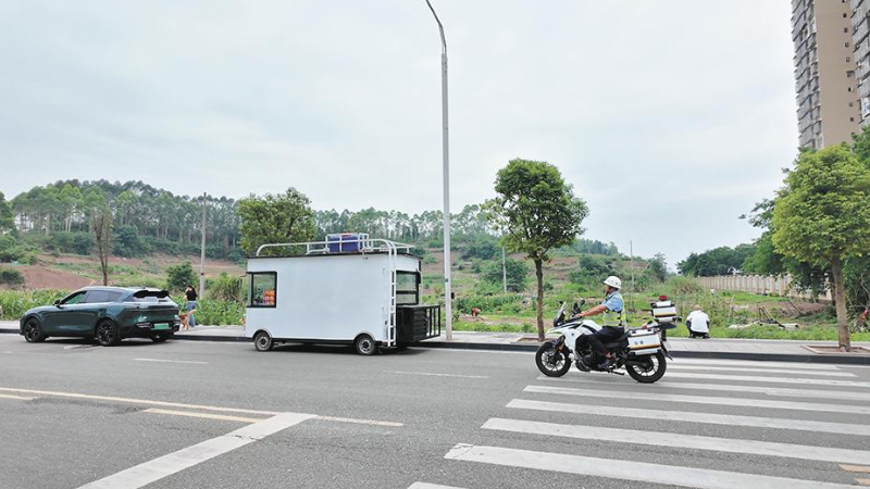 交警巡逻+广播劝导：内江经开区汉渝小区周边道路通畅了