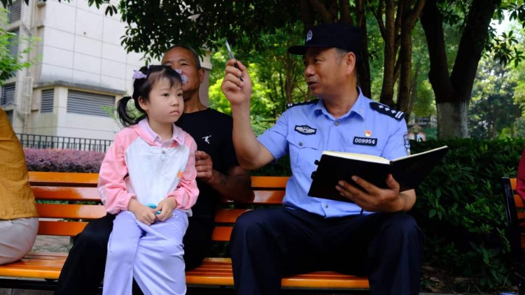 深耕社区三十载 四勤四心护民安