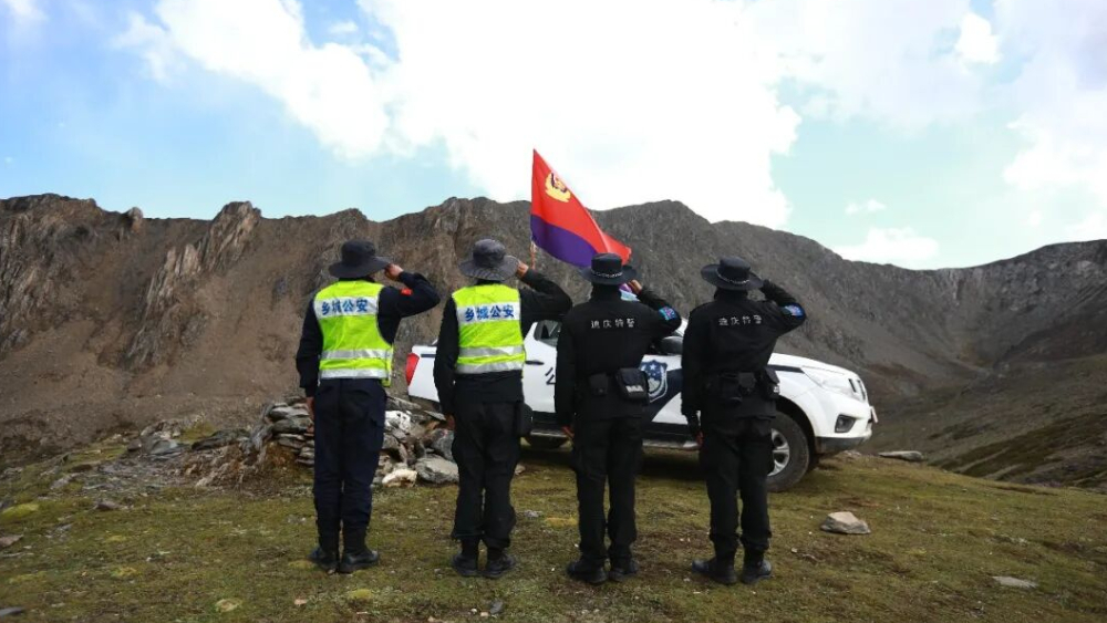 【虫草采挖季】虫草山巅的接力——甘孜州两代乡城公安人同守一座山的变与不变！