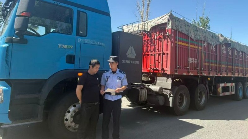 新疆奎屯市公安局开展“一盔一带”道路交通安全宣传