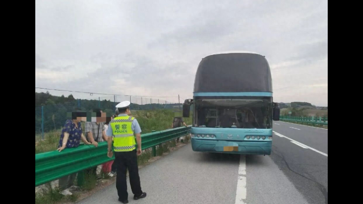 吉林高速交警火速救援滞留旅客