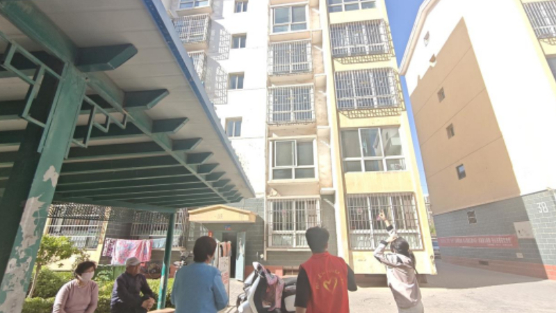 青铜峡市北苑社区：排解高空隐患 守护居民安全