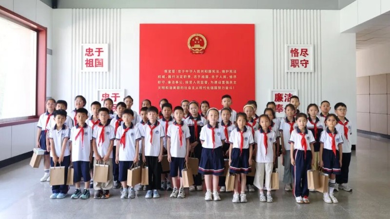 打卡、听课、敲法槌，这趟研学不虚此行！