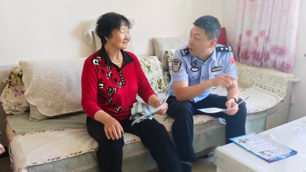 新疆伊犁边境管理支队扎库齐牛录边境派出所：反诈宣传护钱袋 帮扶助农暖人心