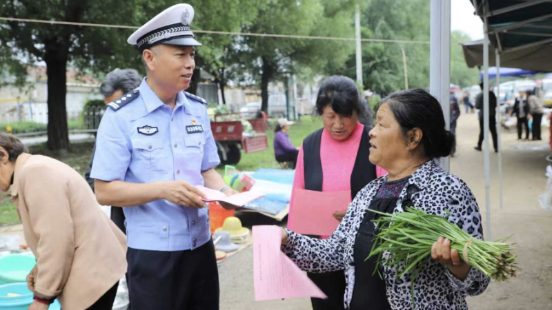 赶集不“添堵”！淄博博山交警联合执法整治集市占道乱象