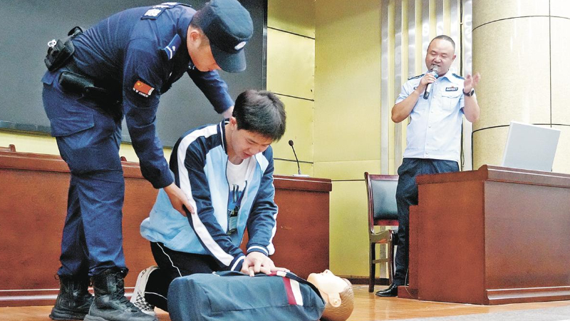 深植安全理念 隆昌民警手把手教孩子防溺水