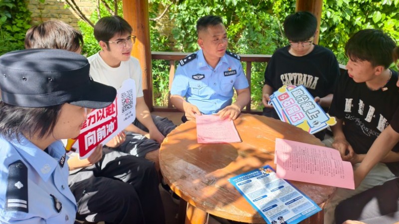 新疆伊宁市公安局：筑牢校园安全防线 护航学子安心应考