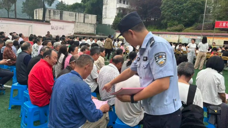 巴中公安“重拳治乱＋普法防范”筑牢安全防线