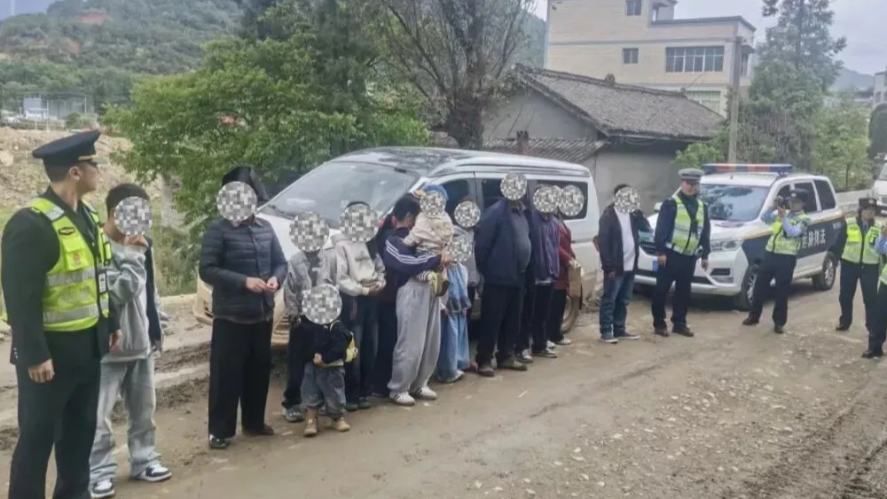 凉山州冕宁县一司机严重超员被查处