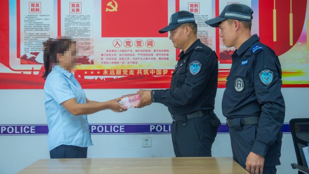 新疆伽师县公安局：心太大！11万现金随手放在陌生电动车，民警一小时找回归还