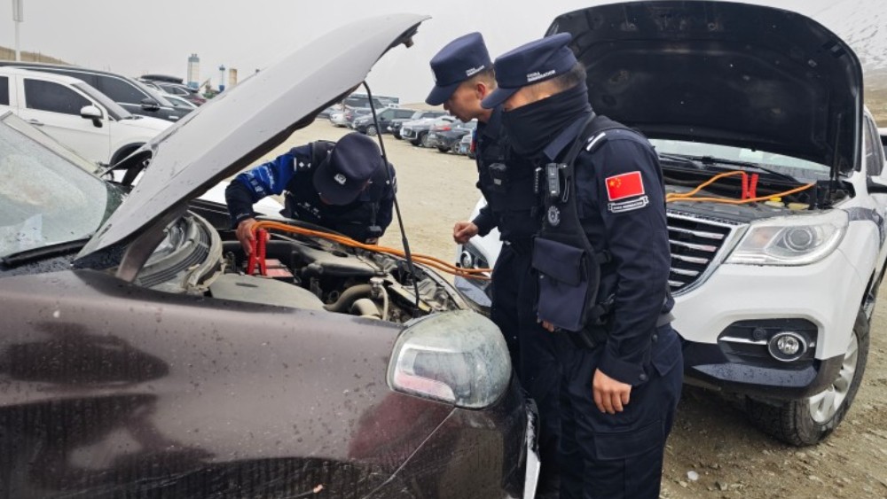 新疆喀什红其拉甫边境派出所：雪域国门铸“枫警” 生命禁区护平安