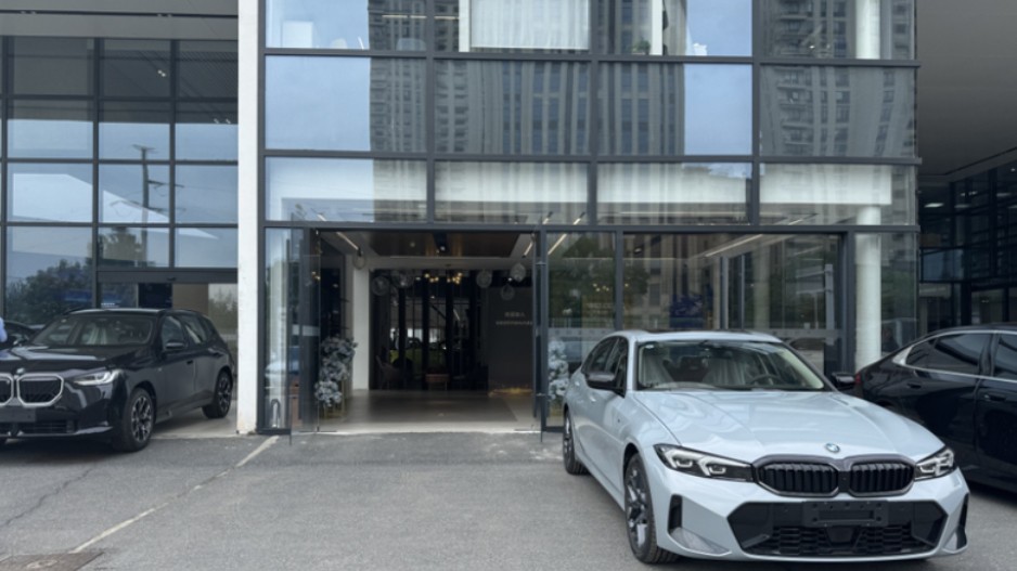 宝马新车发动机舱内住进四只幼猫，车主与4S店就责任划分起纠纷