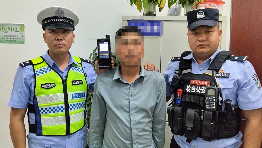 “以为凌晨路上没交警”……新疆轮台县一男子醉架上路当场被查